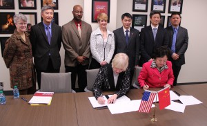 Hanson, Xu signing the MOU between the U of MN and SJTU